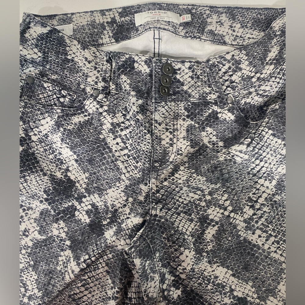 Torrid Jegging - Super Stretch Grey Snakeskin Print-SZ‎ 16T